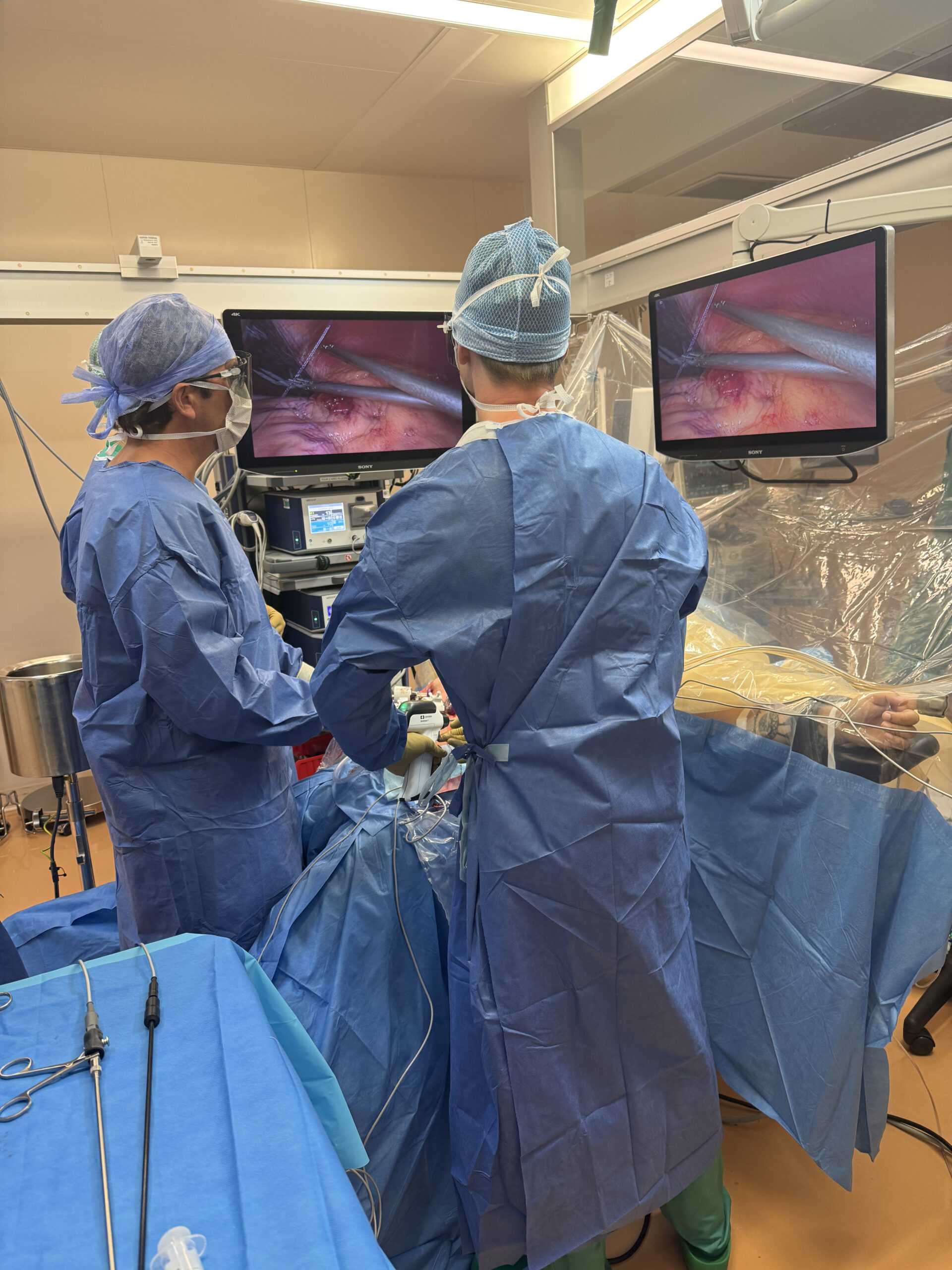 Dr Pierre Fournier au bloc opératoire lors d'une intervention de chirurgie mini-invasive.