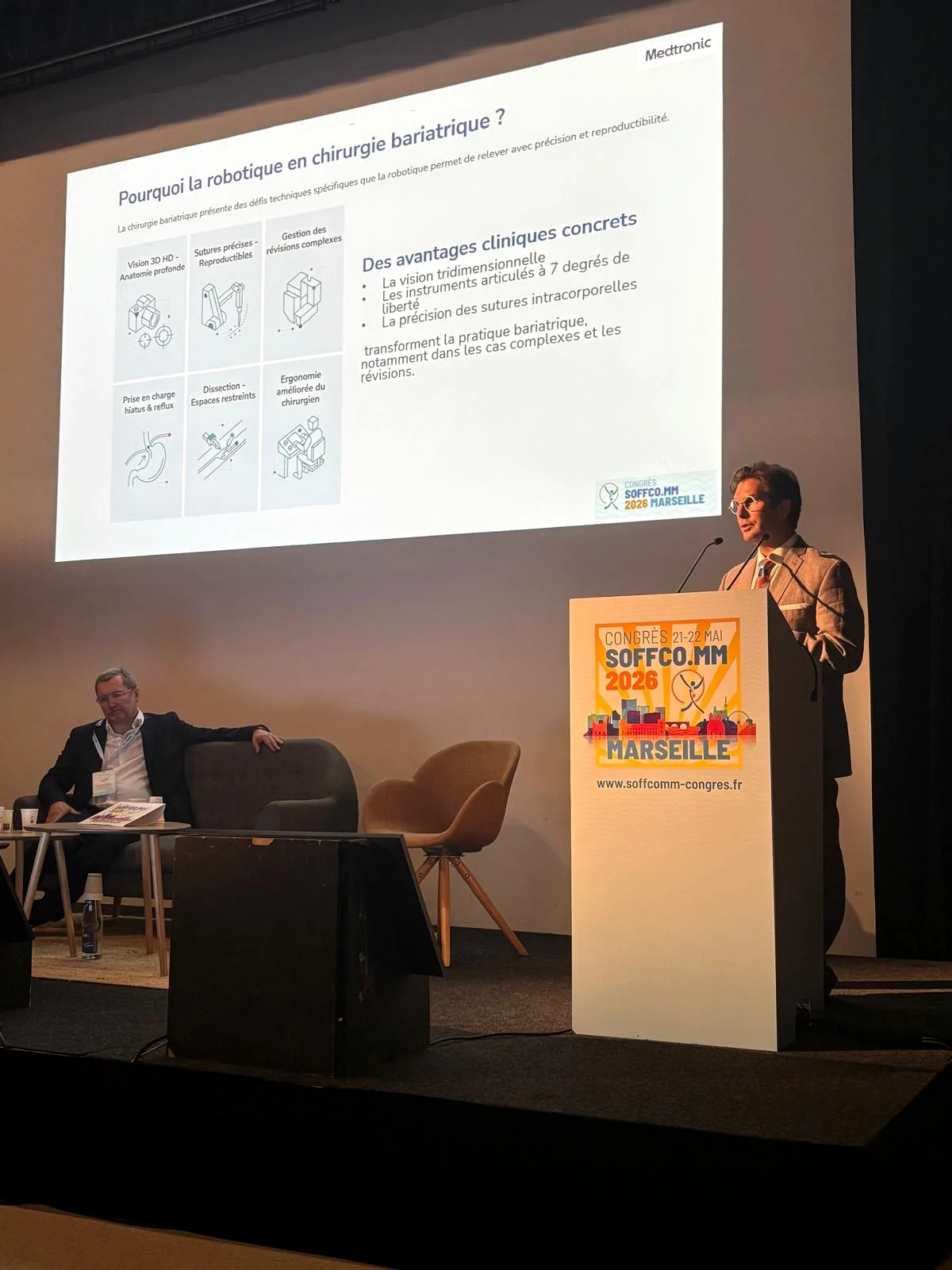 Dr Pierre Fournier présentant la chirurgie robot-assistée lors d’un congrès scientifique.