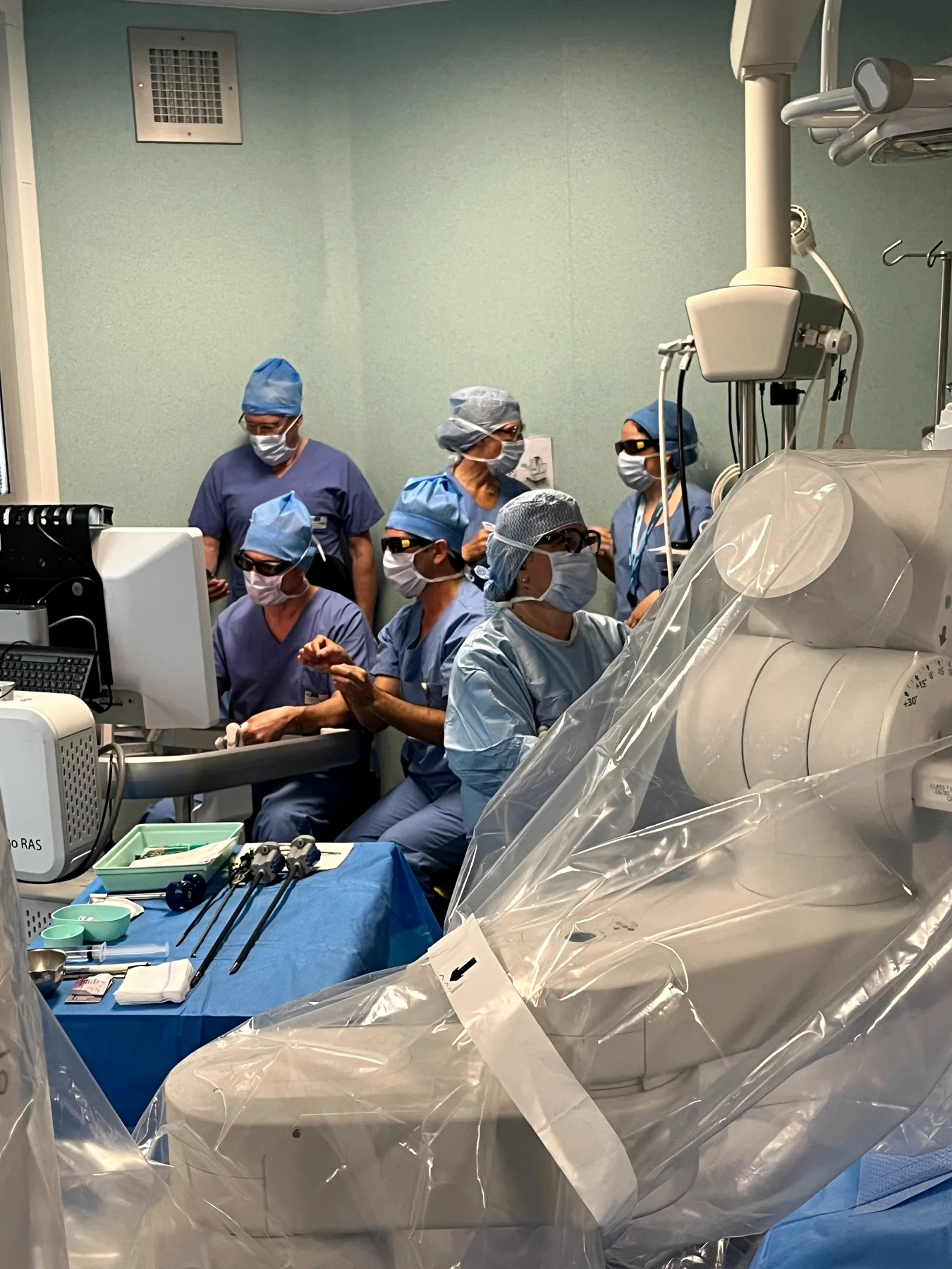 Équipe chirurgicale travaillant avec le Dr Pierre Fournier au bloc opératoire.