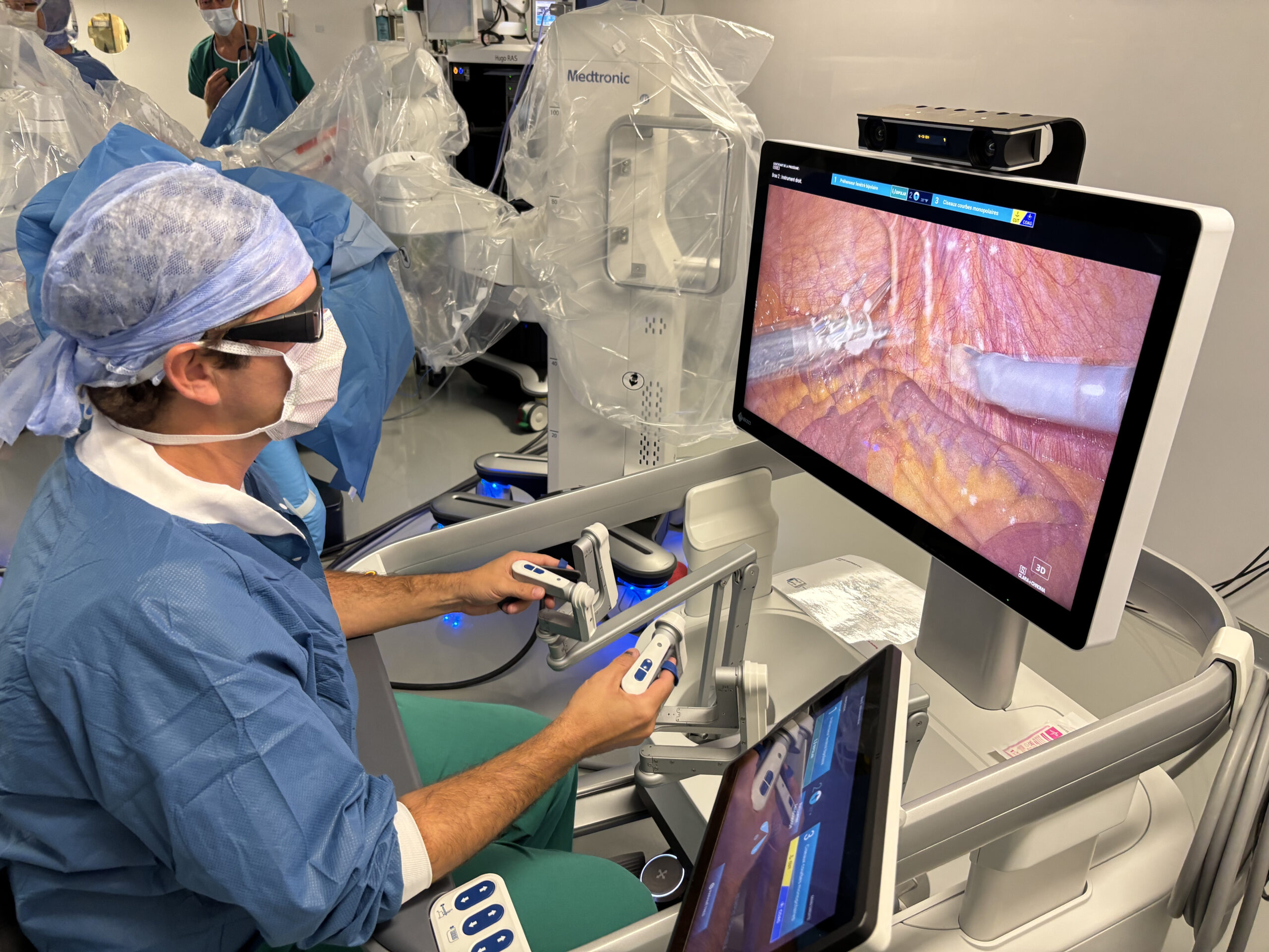 Dr Pierre Fournier utilisant la console ouverte du système de chirurgie robot-assistée Hugo RAS.